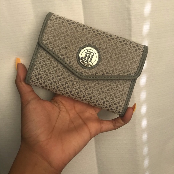 Tommy Hilfiger purse and wallet set . - Picture 3 of 7